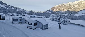 Erster Wintereinbruch - ca. 25 cm leichter Schnee auf den Wohnwagen