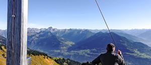 Am Gipfelkreuz der Tälisspitze - Blick auf alle Ortsteile der Gemeinde Raggal