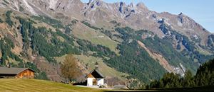 Steinbild in Sonntag-Stein, mit der Alpe Ober-Überlut im Hintergrund