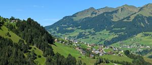 Blick nach Raggal, am Weg bei Marul-Ahorn